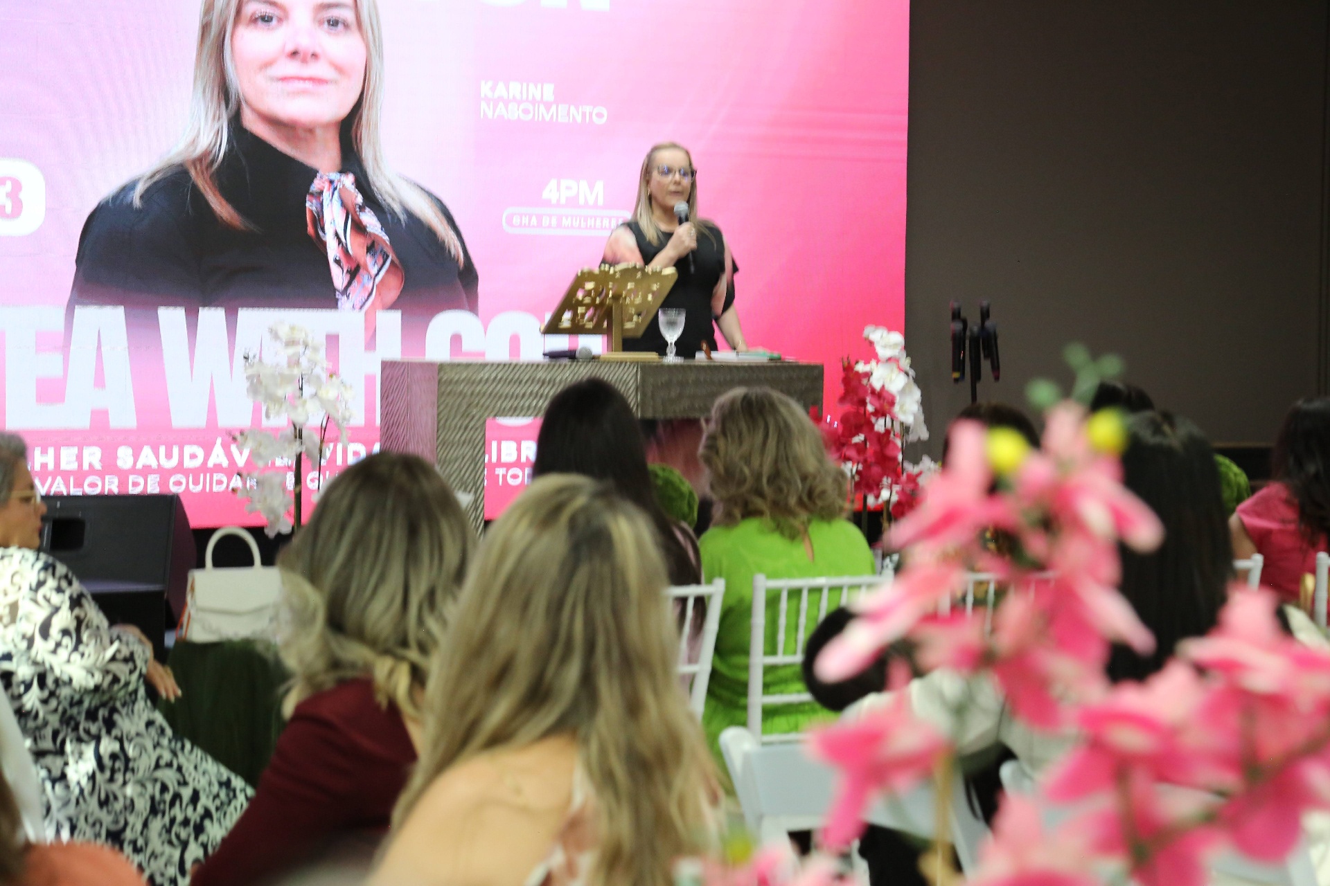 Pregadora ministrando para as mulheres