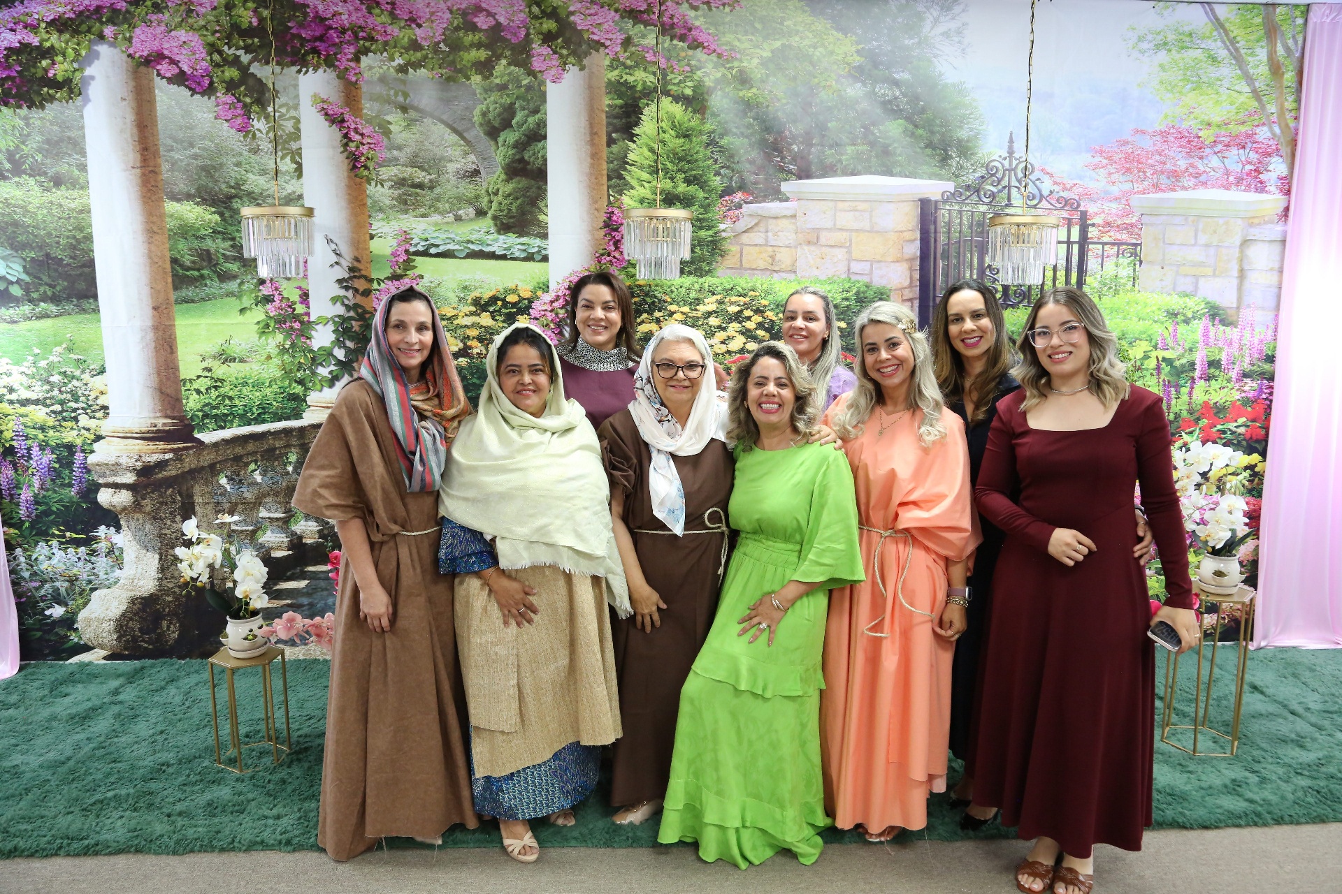 Grupo de mulheres em encenação bíblica