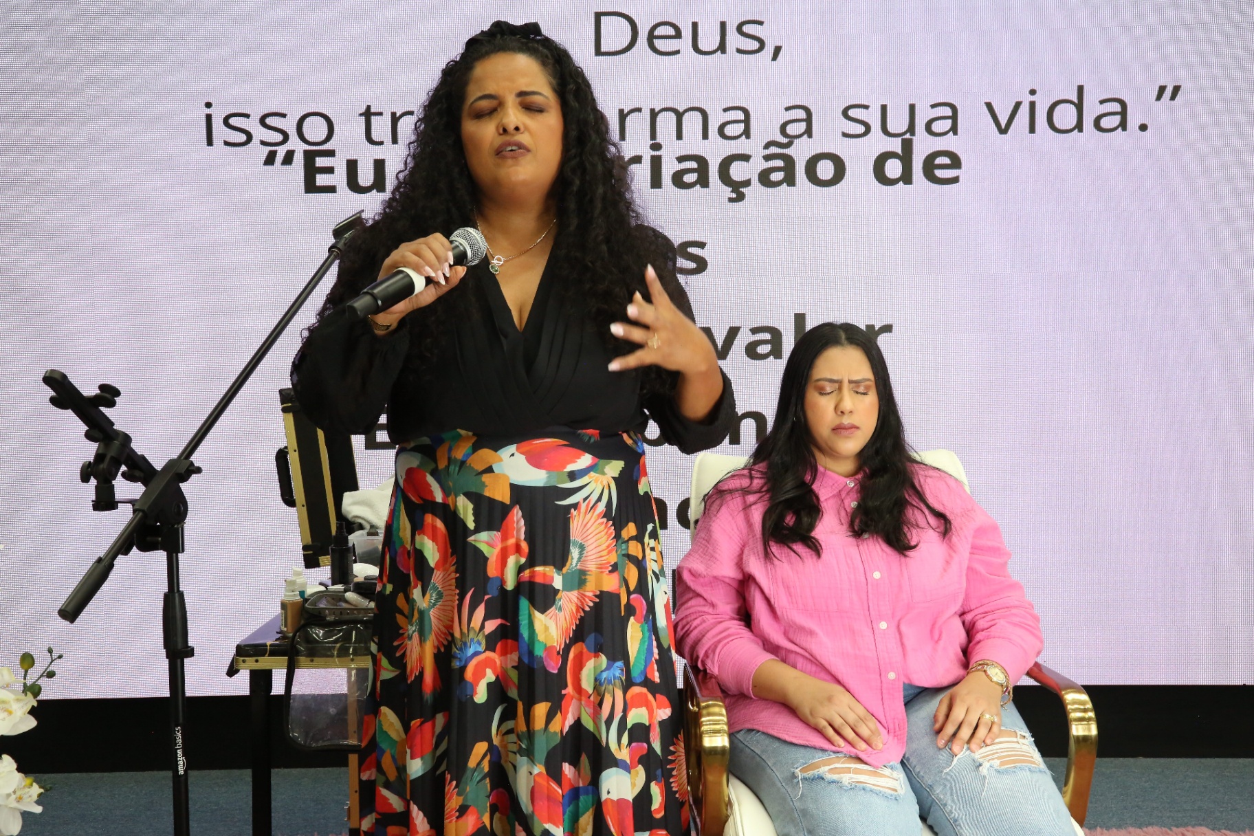 Momento de oração e adoração entre as mulheres
